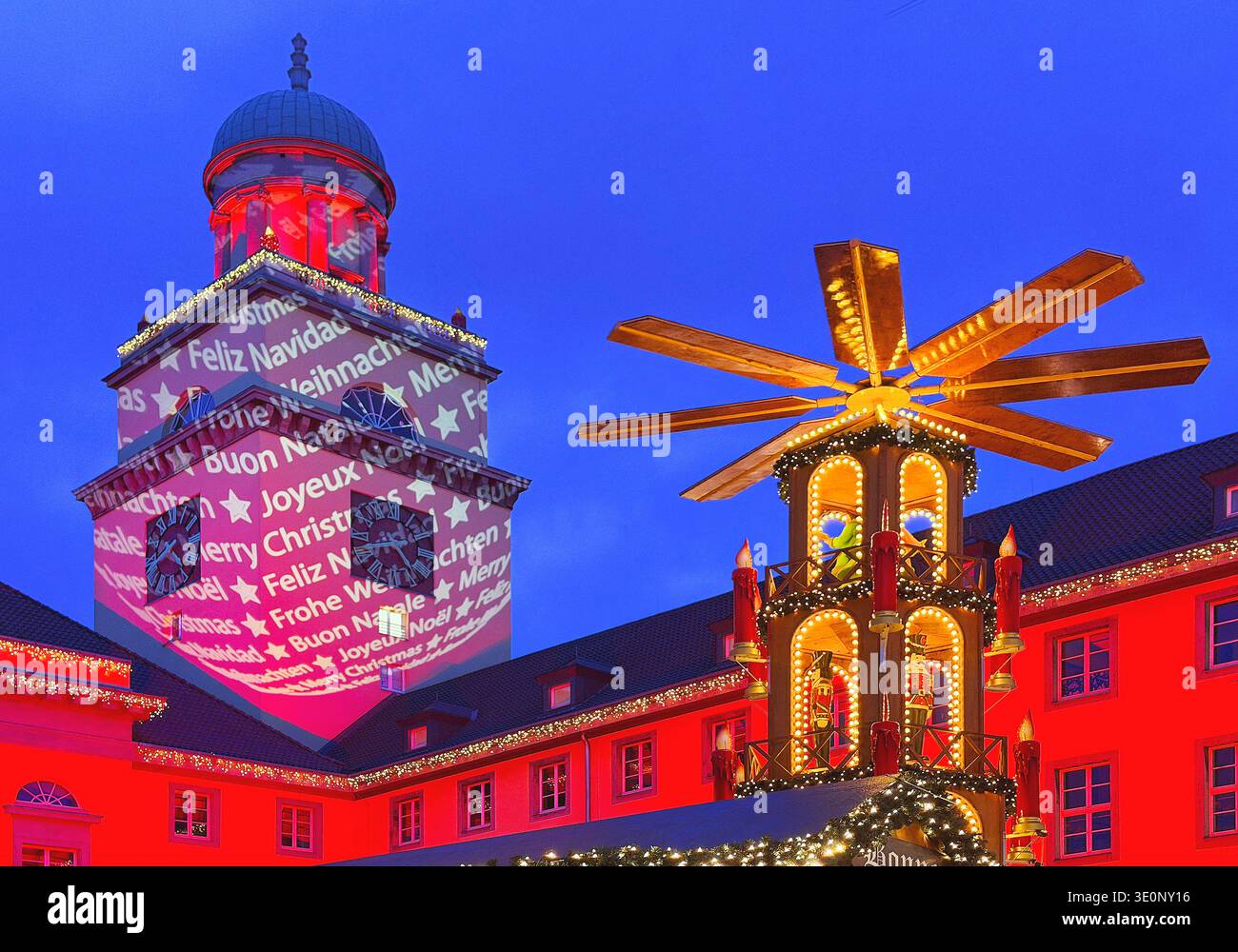 Hôtel de ville illuminé en rouge pendant la saison de Noël avec grande pyramide de Noël, Allemagne, Rhénanie du Nord-Westphalie, région de la Ruhr, Witten Banque D'Images