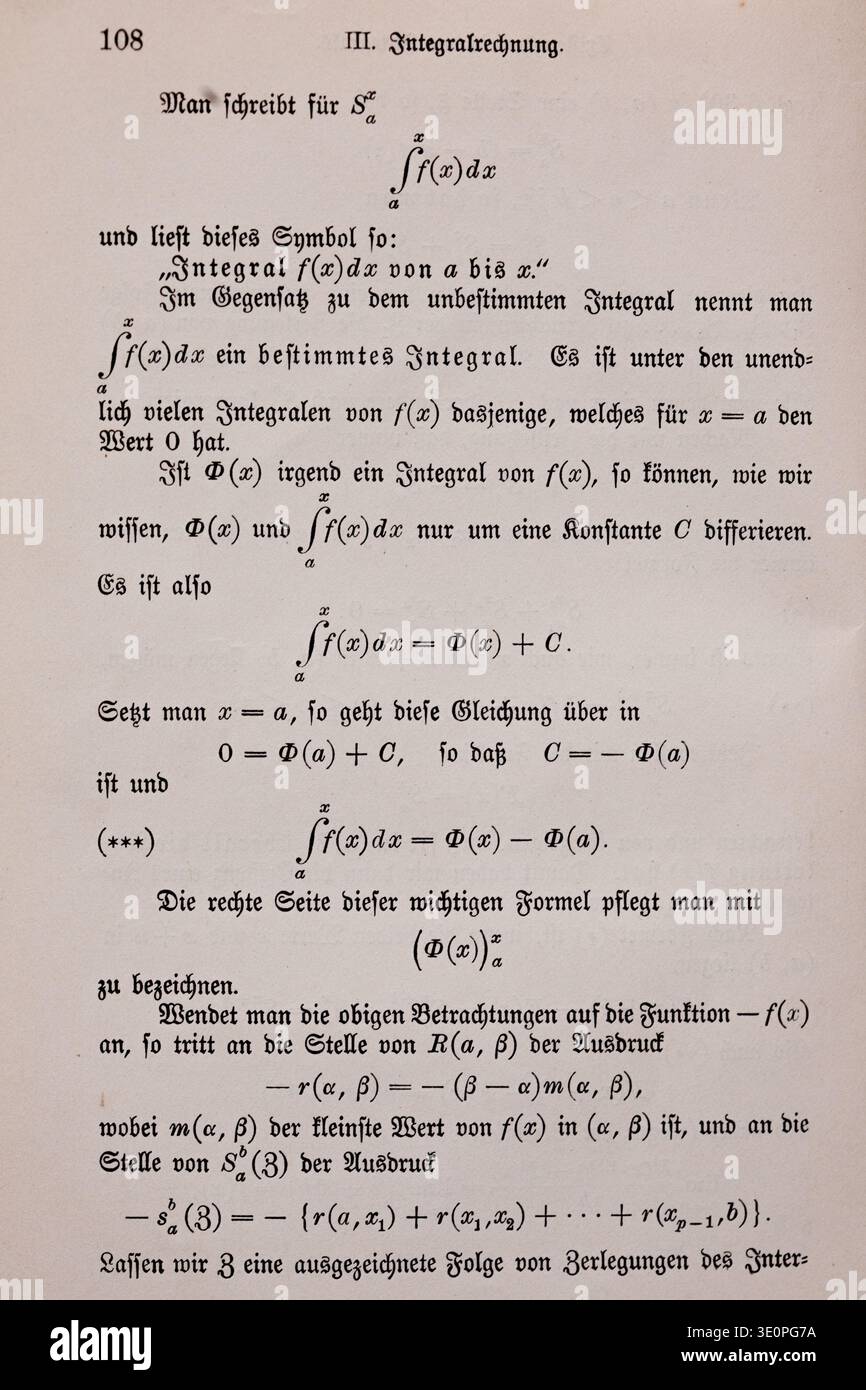 Dr Gerhard Kowalewski (1950) a contribué au domaine du calcul infinitésimal. Les archives photographiques montrent la page 108 de son livre de 1908, 'Einführung in die Infinitesimalrechnung mit einer historischen Übersicht', documentant le développement historique du calcul. Banque D'Images