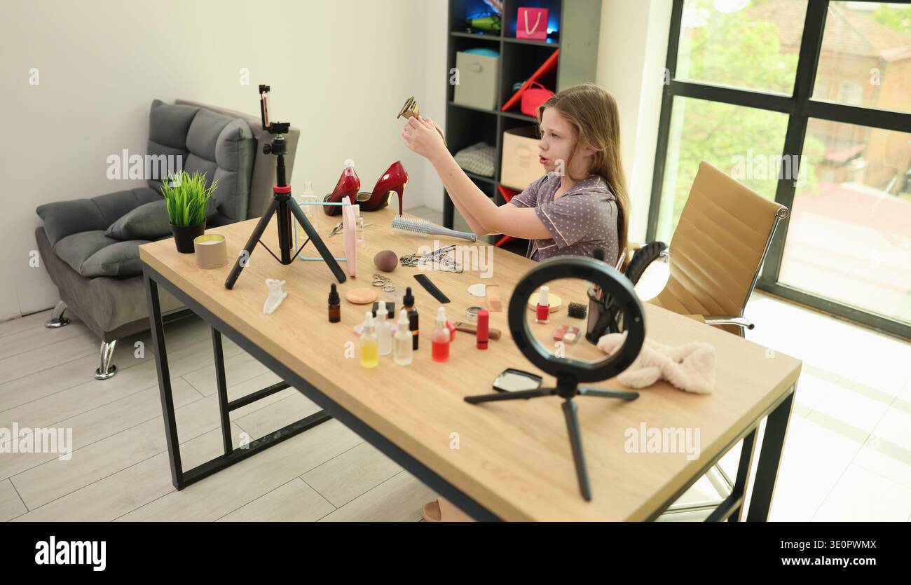 Séance de maquillage créatif dans un studio lumineux rempli d'outils de beauté et de décor élégant, mettant en valeur le flair artistique et l'expression personnelle Banque D'Images