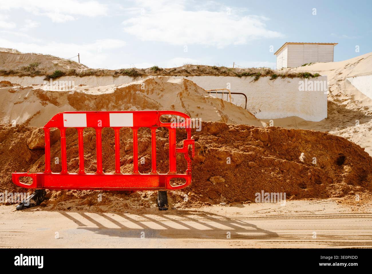 Trottoir couvert de dunes de sable formées après les tempêtes hivernales à Faro Algarve Portugal. De forts vents côtiers ont déplacé d'importantes quantités de sable à l'intérieur des terres, cre Banque D'Images