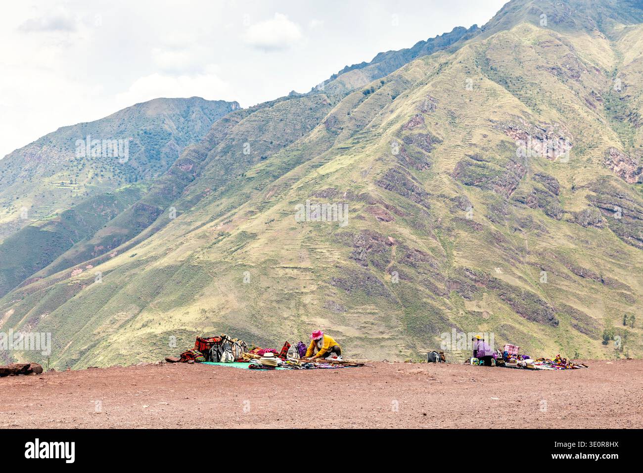 Vendeurs péruviens en bord de route entre Cusco et Pisac, Vallée sacrée, Pérou Banque D'Images