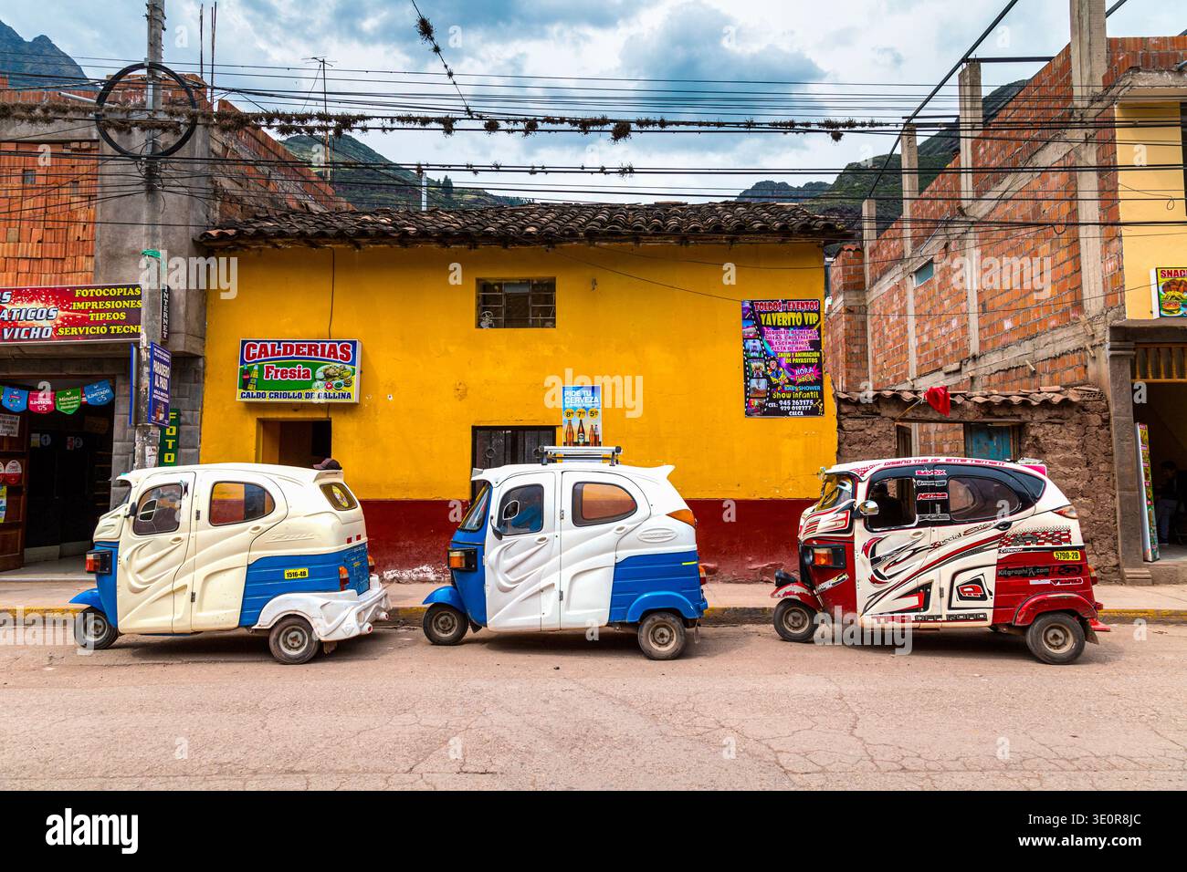 Mototaxis stationné à Pisac, Cusco, Pérou Banque D'Images