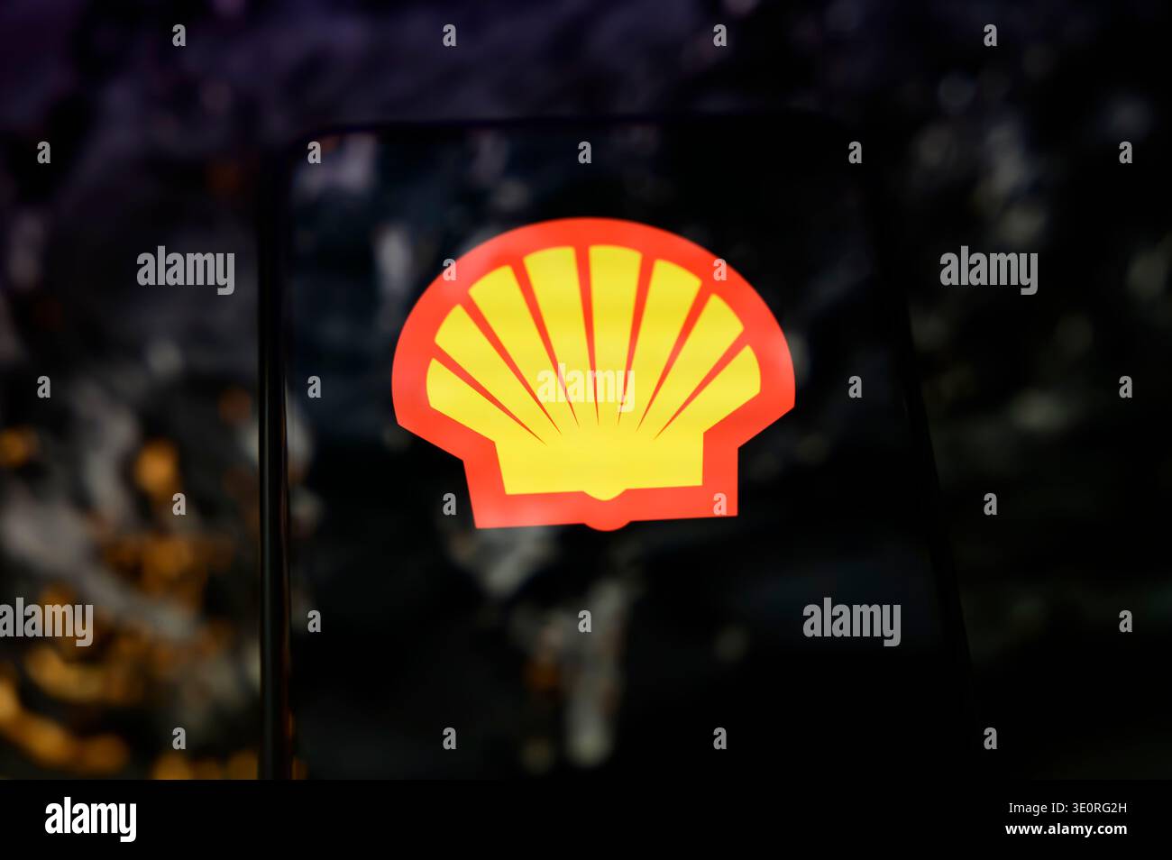 Paris, France - 13 mars 2026 : le logo emblématique Shell sur un écran de smartphone, représentant le géant britannique du pétrole et du gaz. Banque D'Images