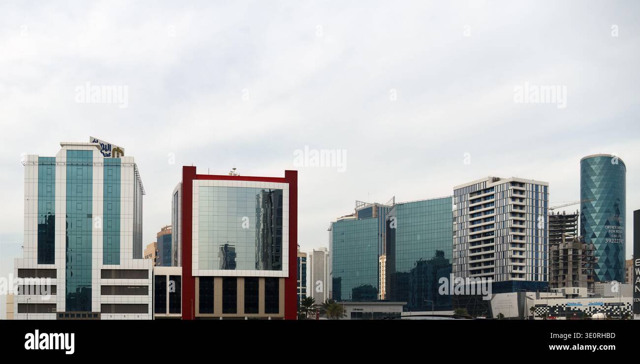 Manama, Bahreïn - 10 février 2026 : district de Seef. Seef est un quartier commercial et résidentiel de premier plan dans le nord de Manama, Royaume de Bahreïn Banque D'Images
