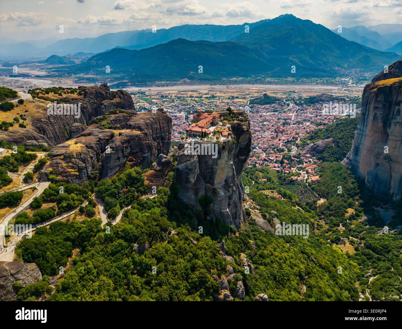 Vue aérienne du monastère de Rousanou perché au sommet d'une imposante formation rocheuse, témoignage de la dévotion humaine au milieu d'un paysage naturel époustouflant, Banque D'Images