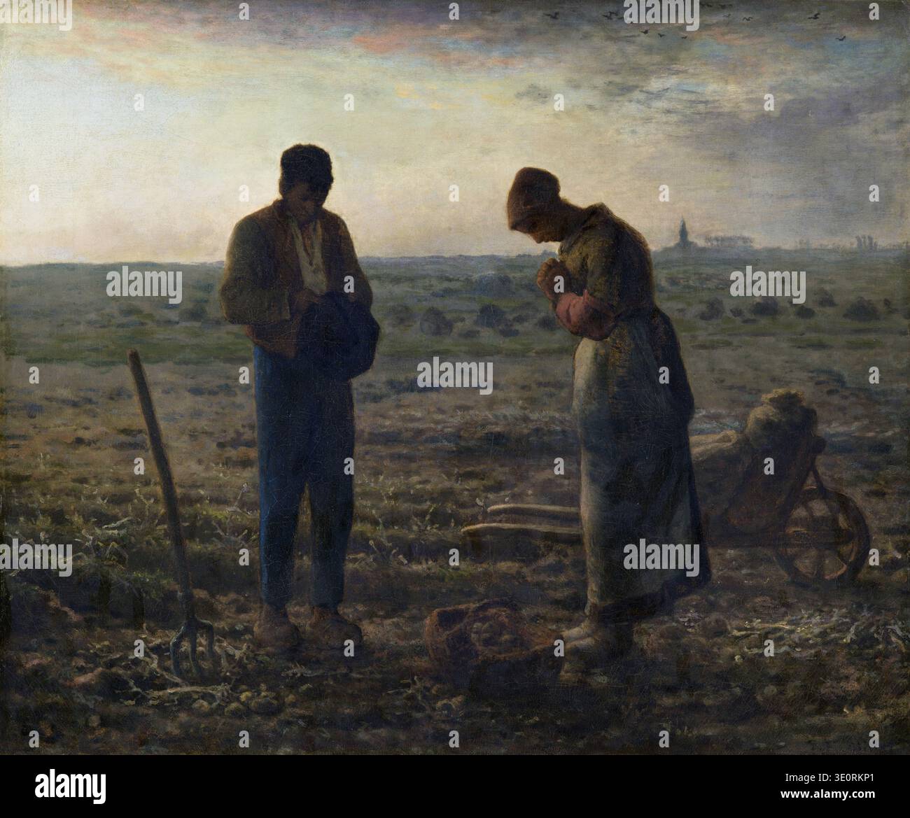 Cette peinture à l'huile emblématique, 'L'Angélus', créée par Jean-François Millet vers 1857-1859, représente deux paysans s'incliner en prière dans un vaste champ au crépuscule. La lumière tamisée et les figures solennelles véhiculent un sentiment de dévotion et la vie ardue des ouvriers ruraux dans la France du XIXe siècle. Banque D'Images