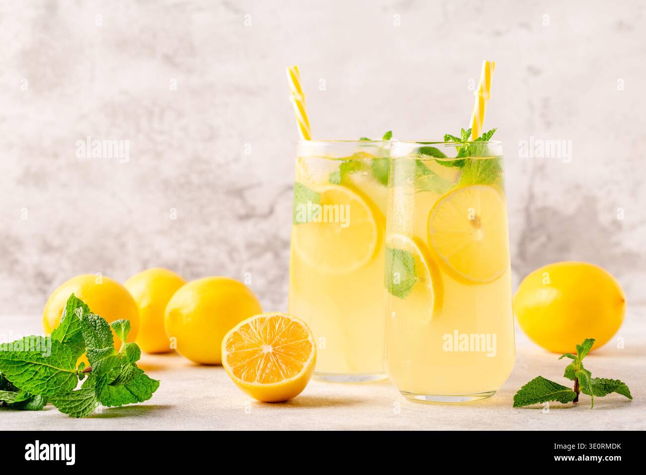 Limonade au citron, à la menthe et aux glaçons en verre, mise au point sélective Banque D'Images