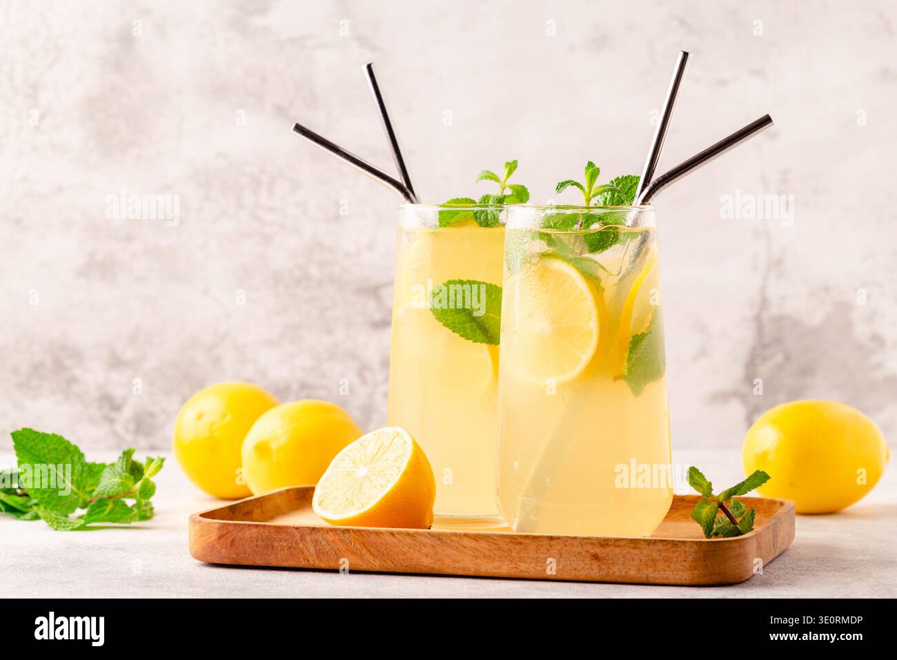 Limonade au citron, à la menthe et aux glaçons en verre, mise au point sélective Banque D'Images