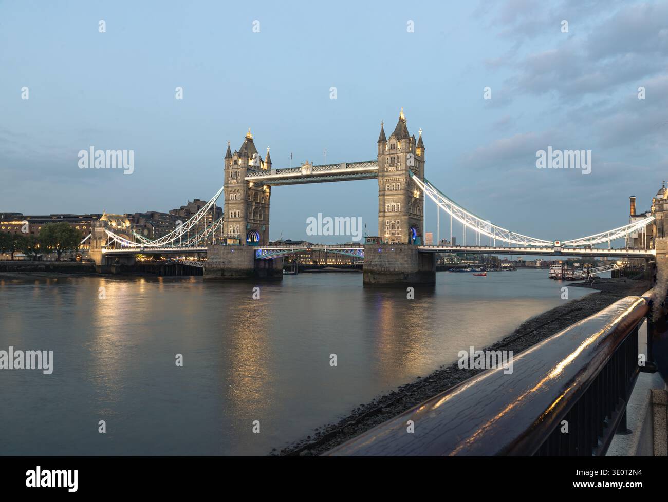 Londres, Royaume-Uni - 27 avril 2025 - les tours gothiques victoriennes de Tower Bridge s'élèvent comme de majestueuses sentinelles contre un ciel crépusculaire qui s'approfondit. Combler le fossé Banque D'Images