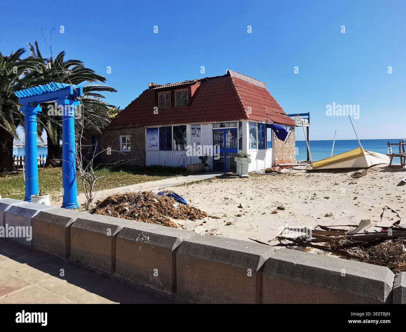 Dégâts causés par la tempête sur le bar de la plage de Yasmine Hammamet. - Image de stock capturée avec un smartphone