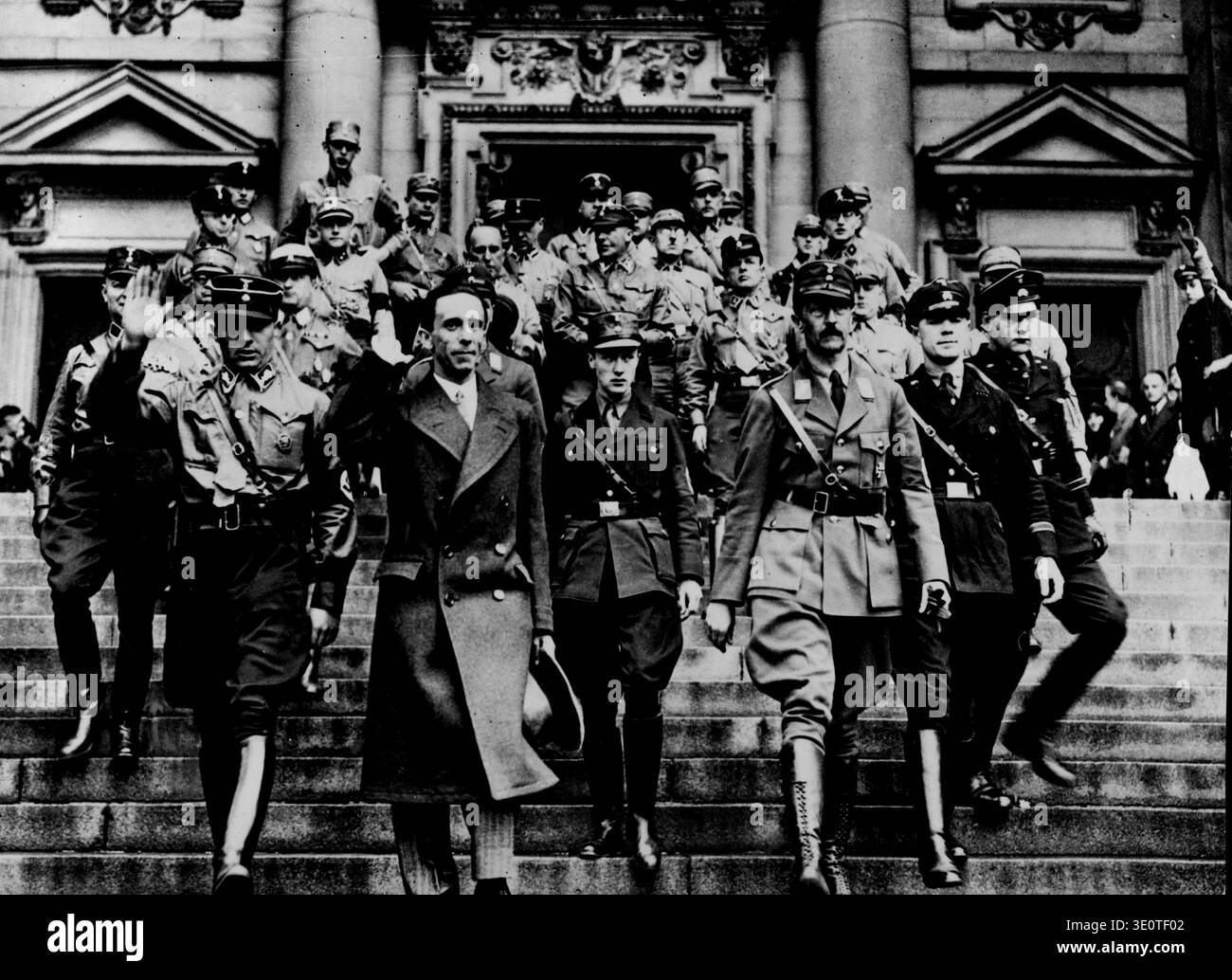 Berlin célèbre l'anniversaire d'Hitler. Le ministre Dr Goebbels quitte la cathédrale après le service. A côté de lui sur la droite de la photo, se trouve le prince August W. Banque D'Images