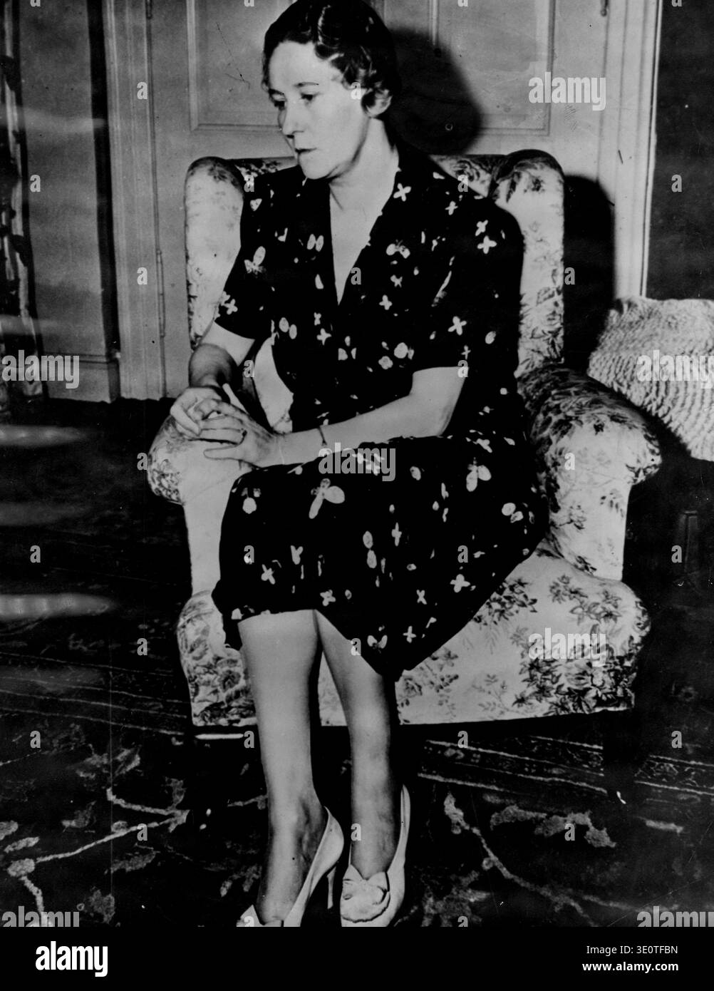 MRS Hermann Goering capturé - MRS Hermann Goering, épouse de l'ancien maréchal de l'Air du Reich, est assis dans la maison à Zell am See, Australie, dans laquelle elle Banque D'Images