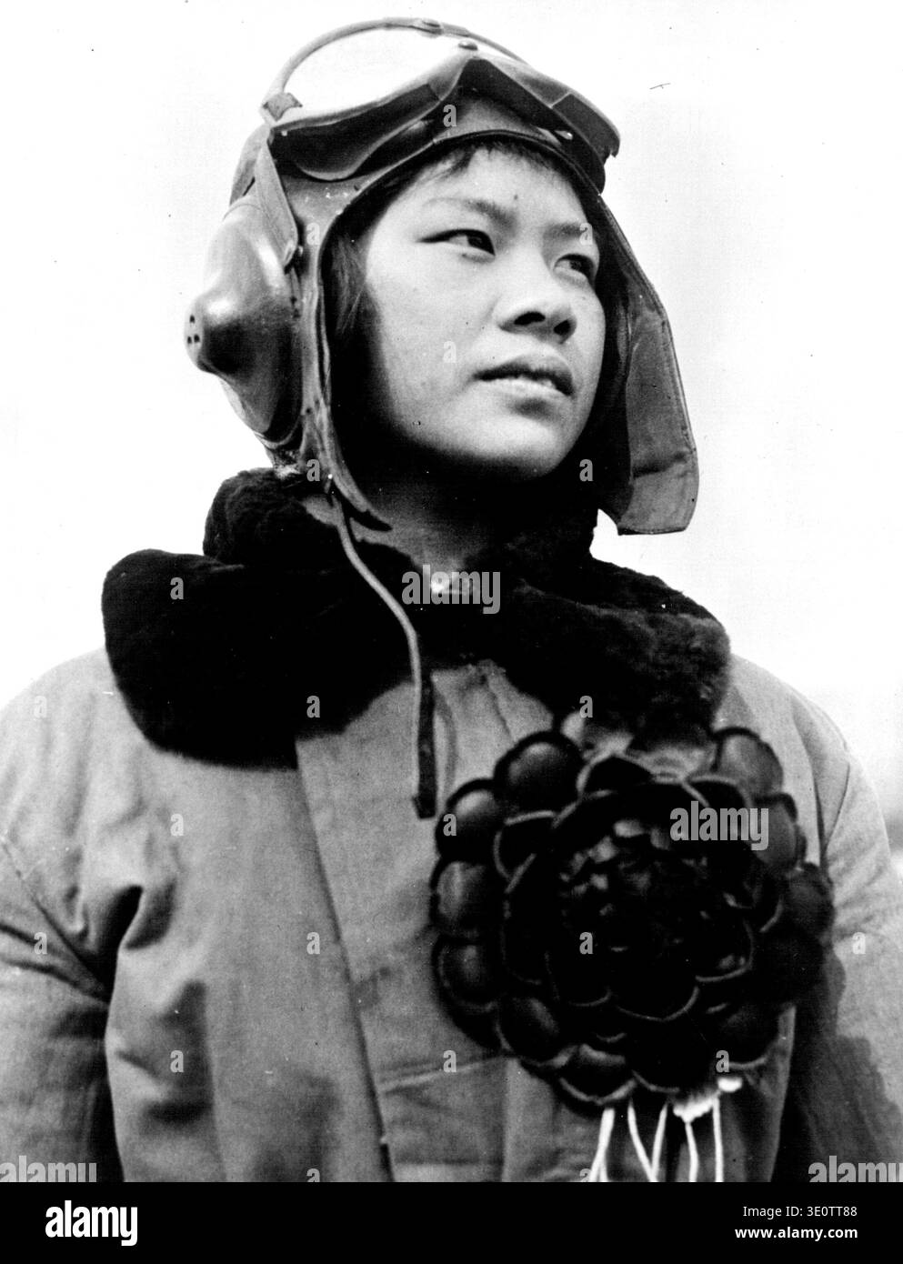 Les femmes dans l'armée de l'air chinoise -- gros plan d'une pilote chinoise, l'énorme rosette sur sa tunique rembourrée est portée dans la célébration de l'International Wom Banque D'Images