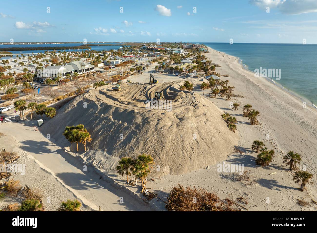 Tas de sable sur le site récepteur de sable du comté de Charlotte à Englewood Beach sur Manasota Key comme nettoyage après l'ouragan Milton Banque D'Images