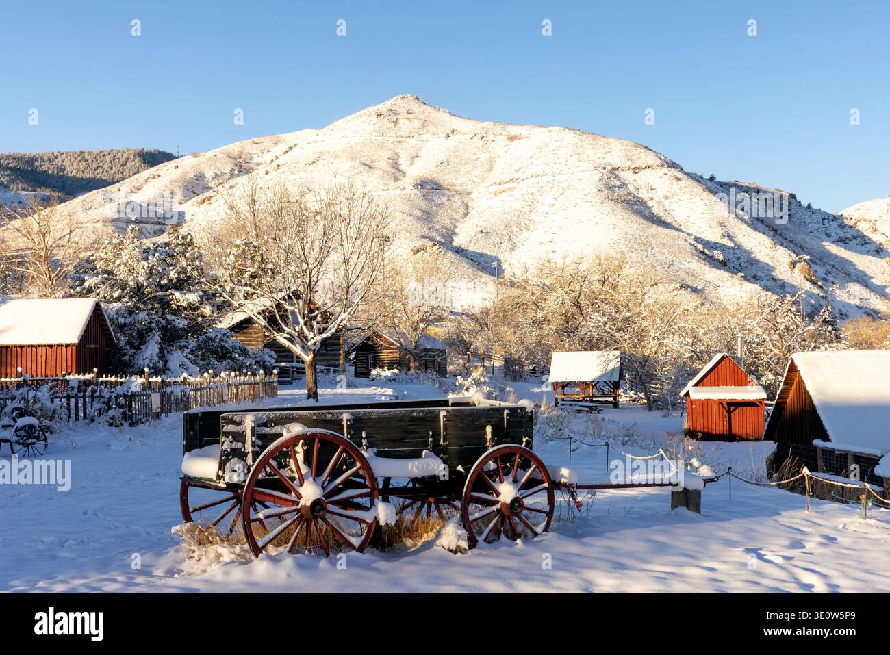 Chariot couvert de neige dans le Golden History Park, Golden, Colorado, États-Unis Banque D'Images