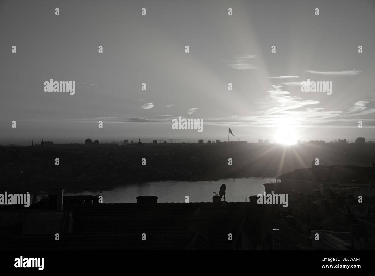 Lever de soleil sur la ligne d'horizon d'Istanbul avec Une rivière reflétant la lumière. Banque D'Images