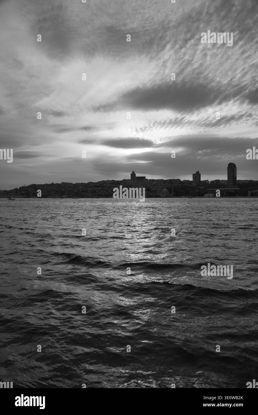 Silhouette d'Istanbul Skyline au coucher du soleil sur l'eau. Banque D'Images