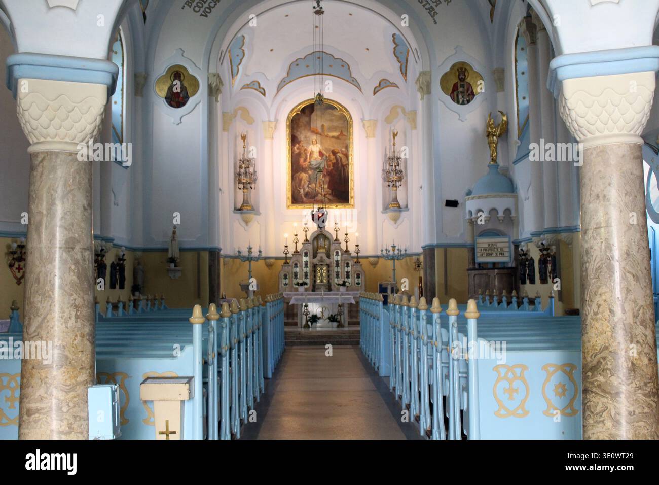 Blue St Elizabeth Church Interior août 2024 autel doré et statues religieuses en slovaquie Banque D'Images