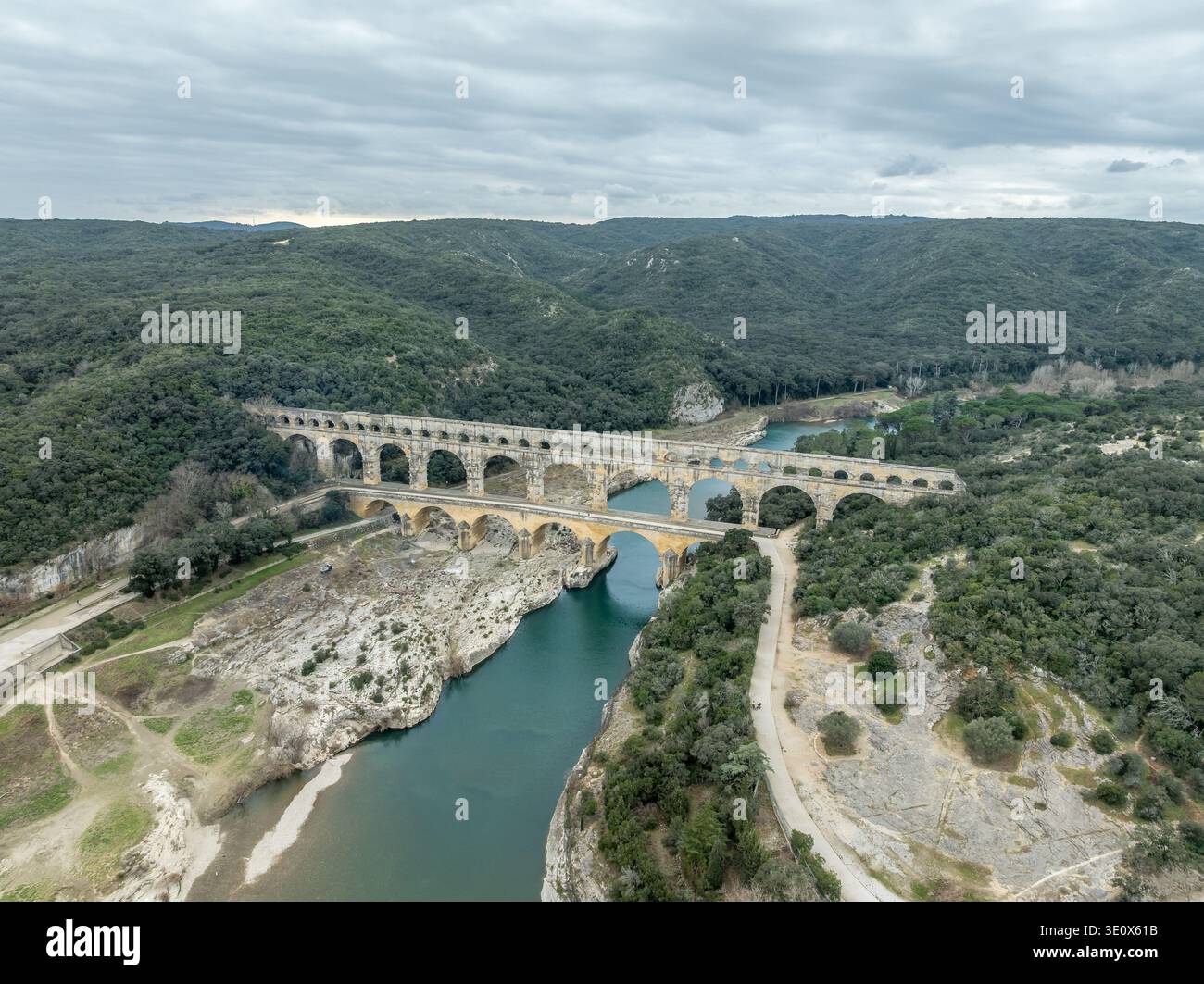 Vue aérienne du Pont du Gard architecture romaine de pont de trois étages émerveillez-vous avec ciel nuageux coloré Banque D'Images