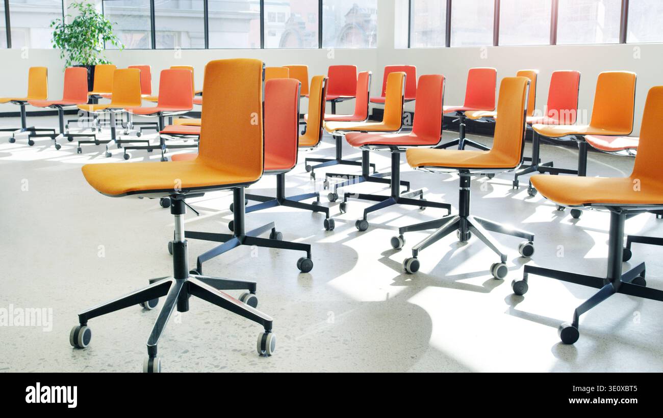 Chaises, conférence ou salon avec salle vide pour le lieu, la convention ou la conférence d'affaires. Intérieur, installations et sièges orange avec meubles, configuration Banque D'Images
