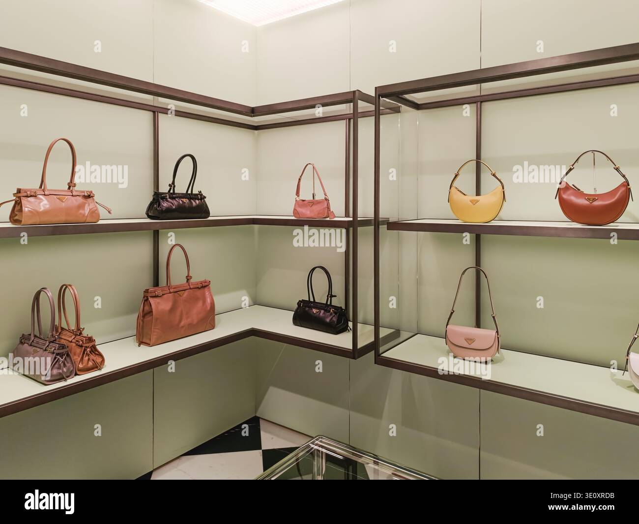 Luxueux présentoir de sac à main Prada dans une boutique de mode moderne. Londres, Royaume-Uni, 8 juin 2024 Banque D'Images