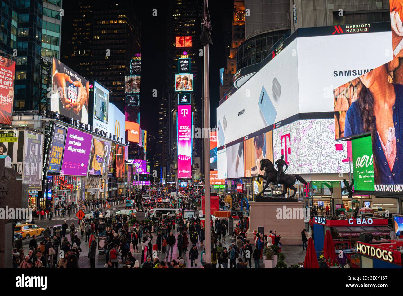NYC, ÉTATS-UNIS. 14 novembre 2019, New York City Times Square nuit lumières publicitaires Banque D'Images