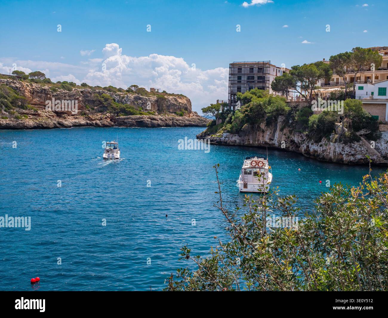 Bateaux de pêche traditionnels ancrés dans les eaux turquoises immaculées de la baie de Cala Figuera, entourés de pins méditerranéens et de falaises calcaires dans ce paysage côtier pittoresque de Majorque. Banque D'Images