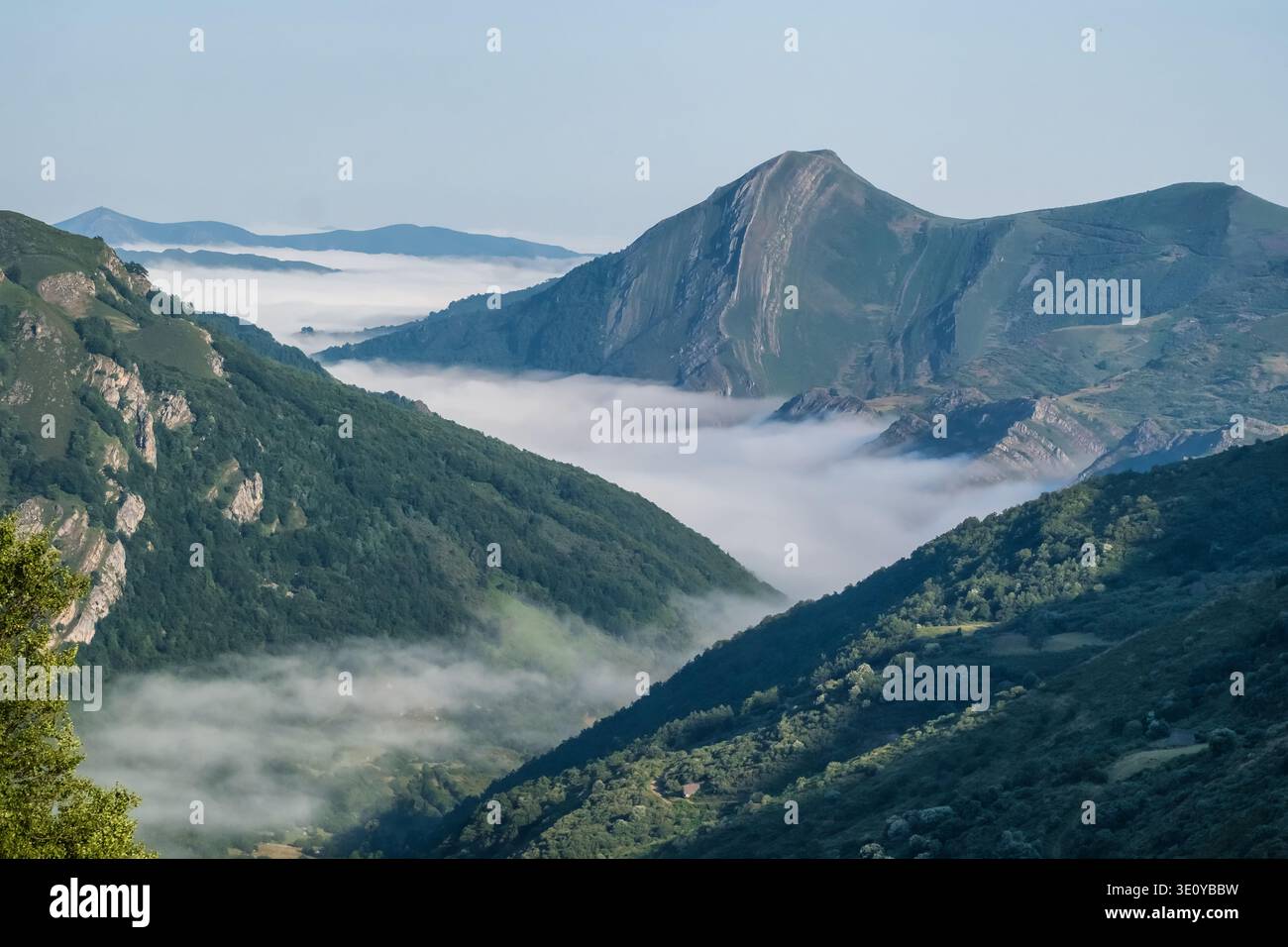 Paysage de vallée du parc naturel Somiedo dans les Asturies Espagne Banque D'Images