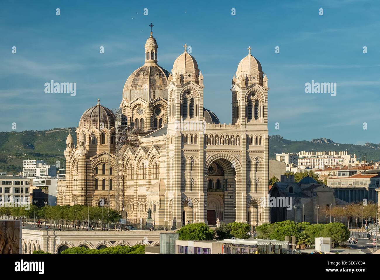 Vue urbaine sur la cathédrale de Marseille et les rues de la ville Banque D'Images