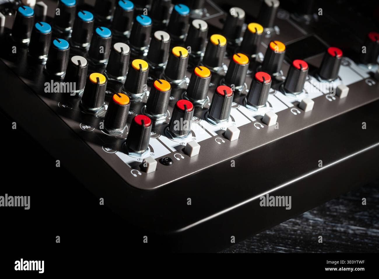 boutons de mixage d'enregistrement sur fond noir Banque D'Images