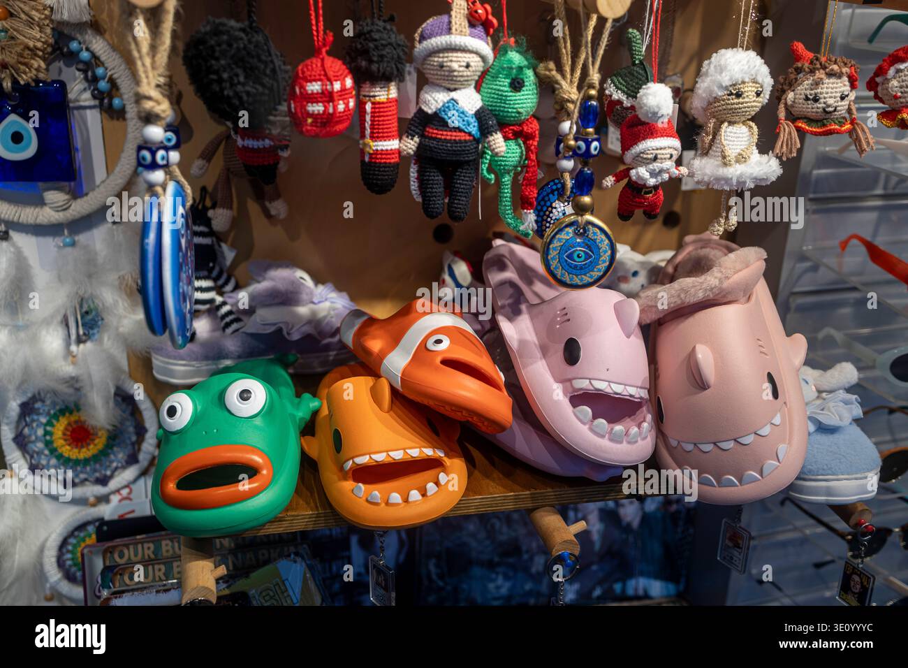 Londres, Royaume-Uni, 2 décembre 2025, exposition colorée de boutique de souvenirs avec des poupées tricotées et des pantoufles drôles en forme d'animaux. Banque D'Images