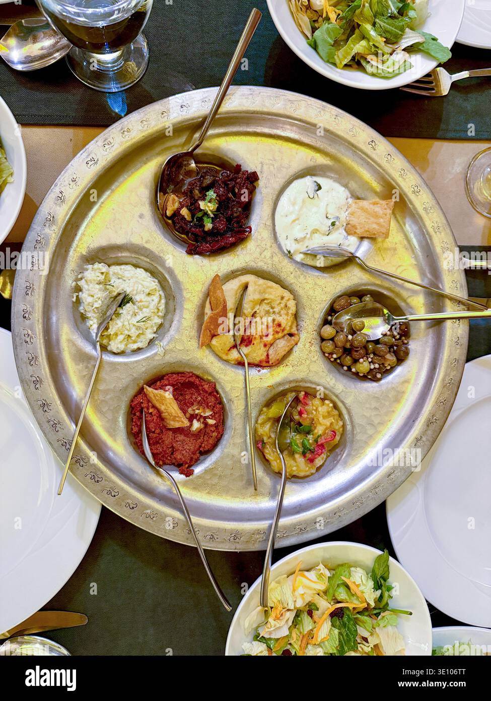 Plateau traditionnel Mardin Meze avec houmous, Muhammara et olives sur fond de pierre, apéritifs authentiques du moyen-Orient et culture culinaire turque Banque D'Images