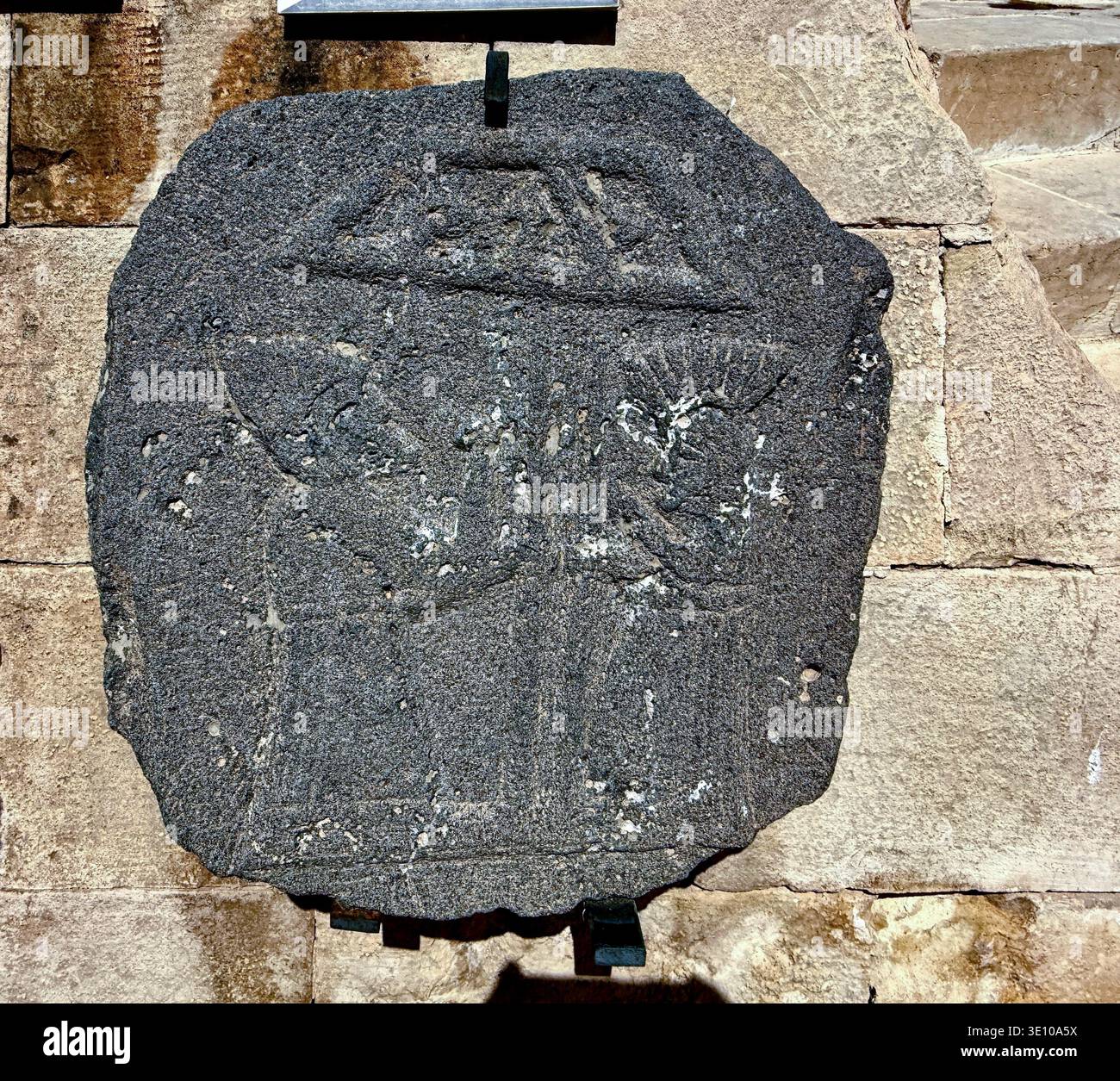 Reliefs rocheux néo-assyriens de la montagne Alem au musée Mardin, soldat à la lance, roi sur le taureau et serviteurs, 8ème siècle av. J.-C. détail d'art mésopotamien Banque D'Images