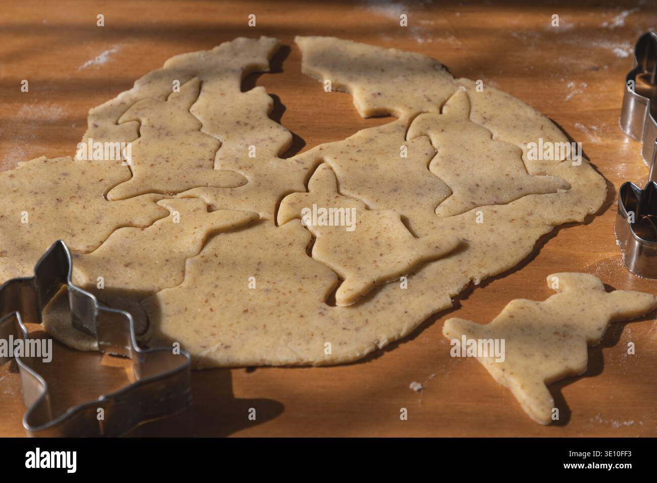 Pâte avec des biscuits découpés en forme de lapins de Pâques Banque D'Images