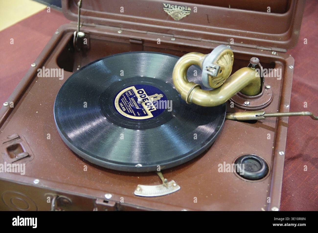 Vintage Victrola gramophone jouant un vieux disque d'Odéon évoquant la nostalgie de l'histoire de la musique rétro Banque D'Images