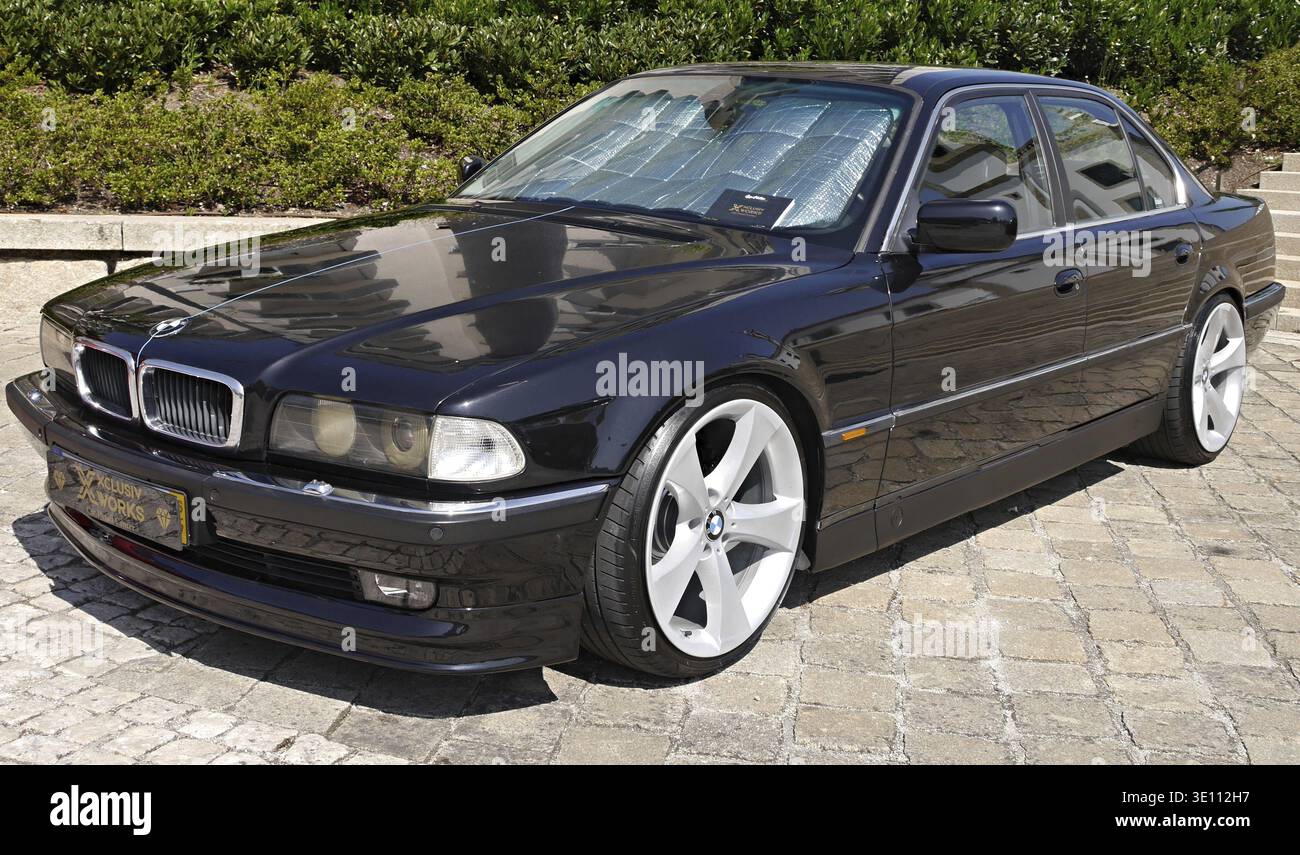 BMW 7er E38 schwarze Luxuslimousine im Freien geparkt Banque D'Images