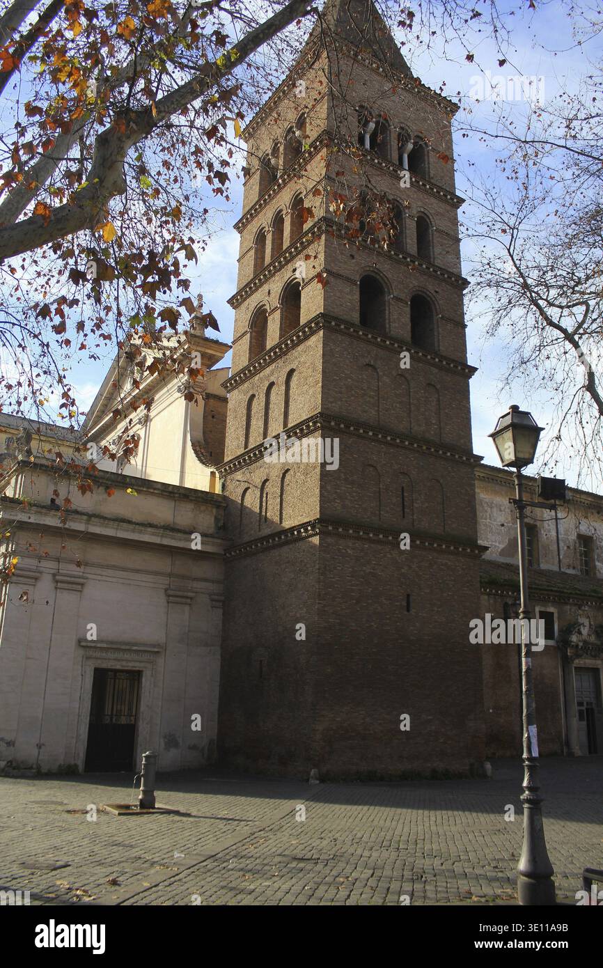 Basilique de Chrysogonus (Basilica di San Crisogono, IV cent.) Avec un clocher du XII siècle Banque D'Images