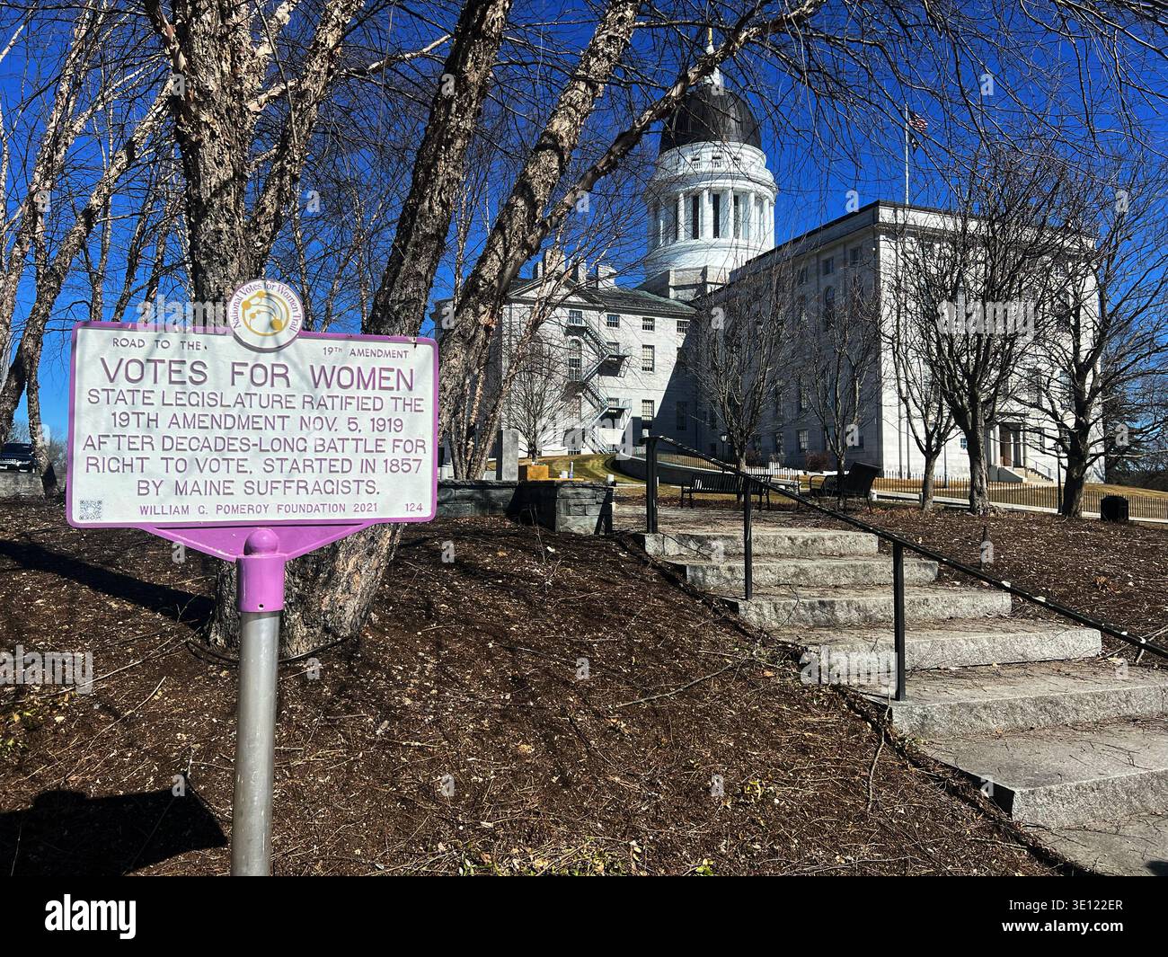 Augusta, Maine / États-Unis 3/13/26 historique 19E Amendement signe des droits des femmes est vu au Capitole de l'État du Maine. - Image de stock capturée avec un smartphone