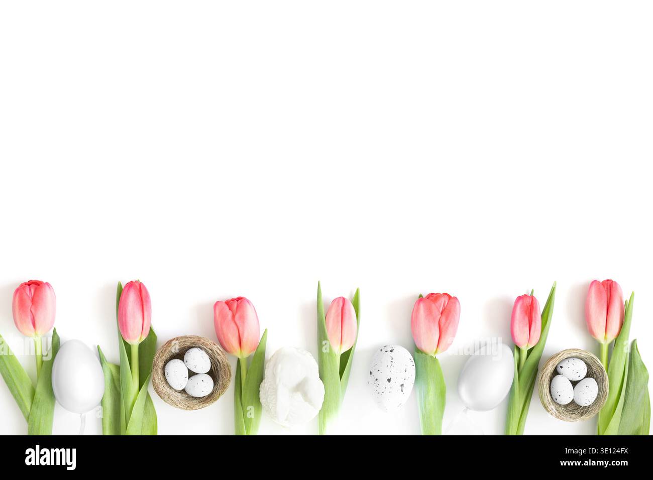 Fond blanc de Pâques avec tulipes roses, œufs dans les nids et un lapin. Espace de copie, vue de dessus, pose à plat. Banque D'Images