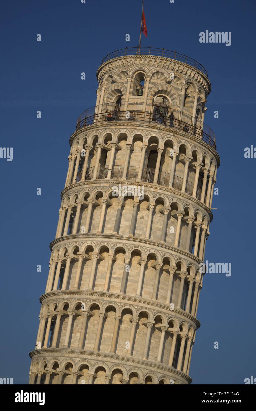 Tour penchée de Pise, Torre Pendente di Pisa. Pise, Italie. Architecture romane campanile avec des touristes visibles au niveau supérieur sous un bleu profond Banque D'Images
