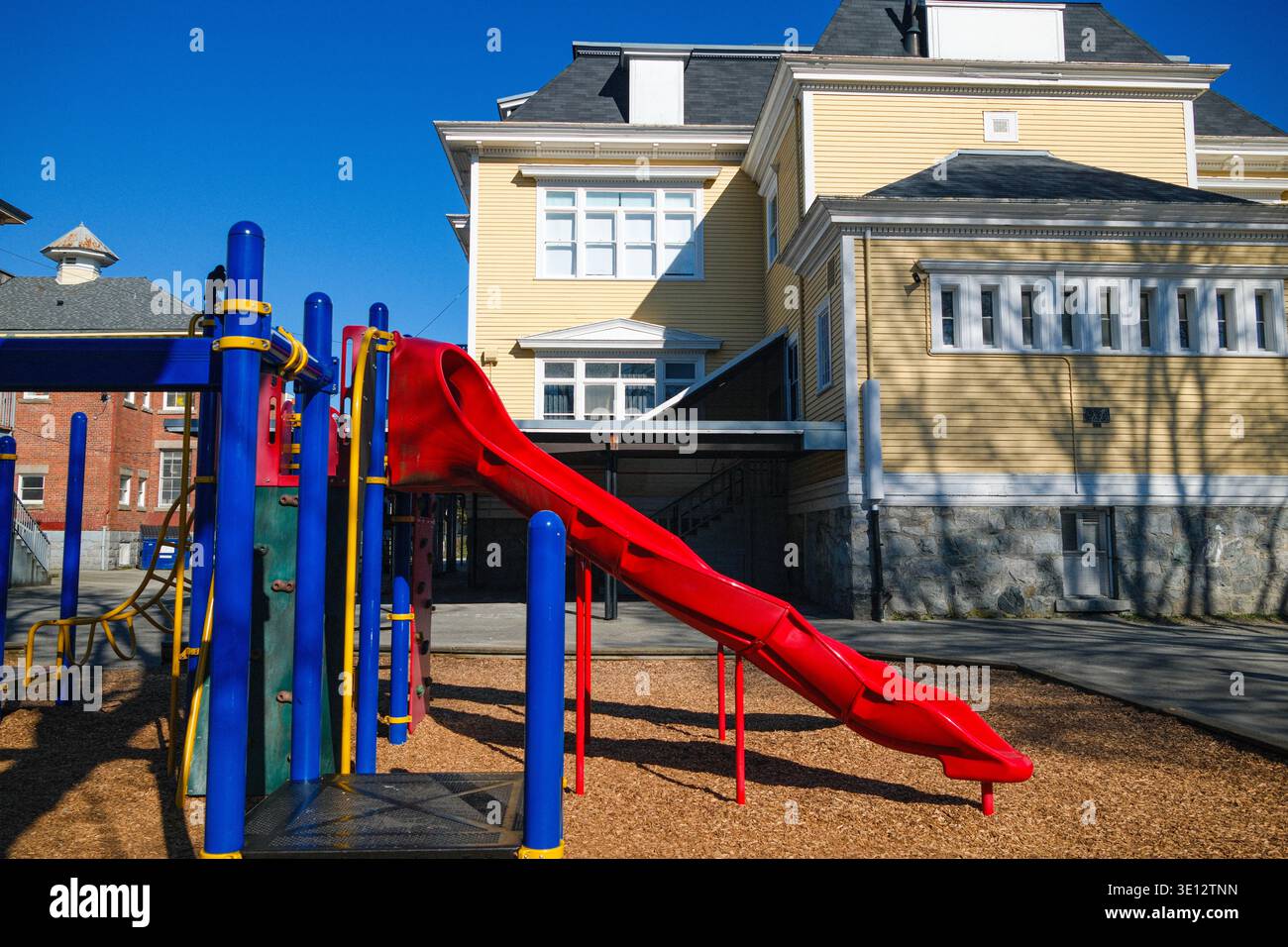 Un toboggan et un terrain de jeu situés à l'école primaire Admiral Seymour à Strathcona, East Vancouver, C.-B. Banque D'Images