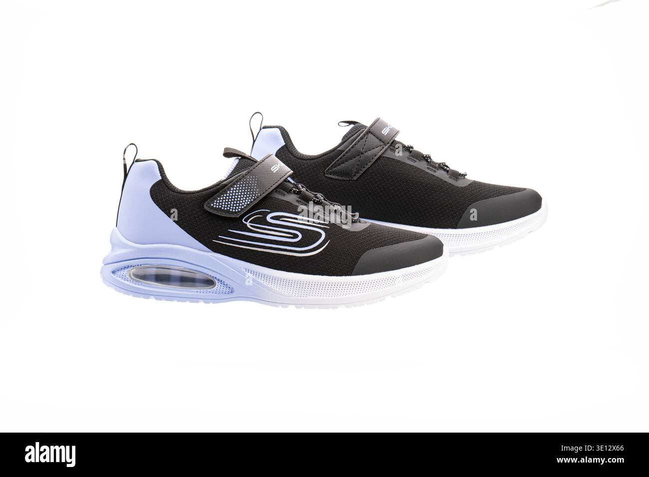 Baskets athlétiques noires Skechers avec semelle à coussin d'air isolé sur fond blanc Banque D'Images