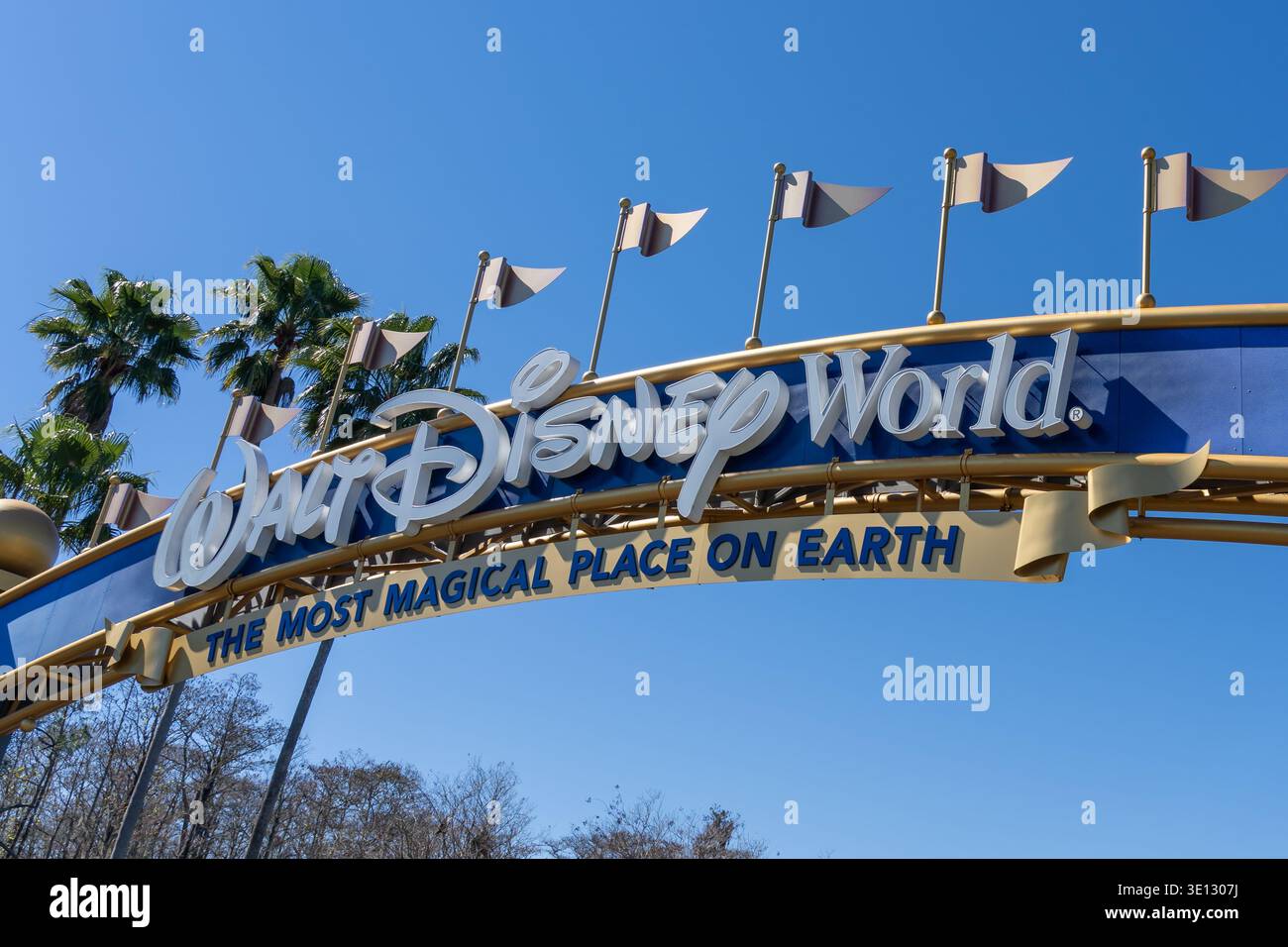 Gros plan du panneau Walt Disney World sur l'arche Gateway Entrances sur la route de Walt Disney World à Orlando, Floride, États-Unis, le 9 février 2022 Banque D'Images