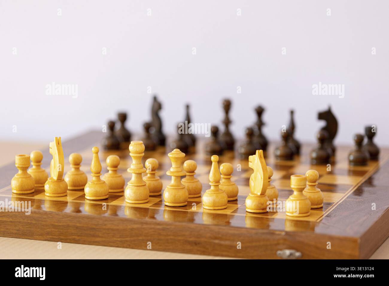 Pièces d'échecs en bois sur l'échiquier. Jeu intellectuel. Mise au point des figures blanches Banque D'Images