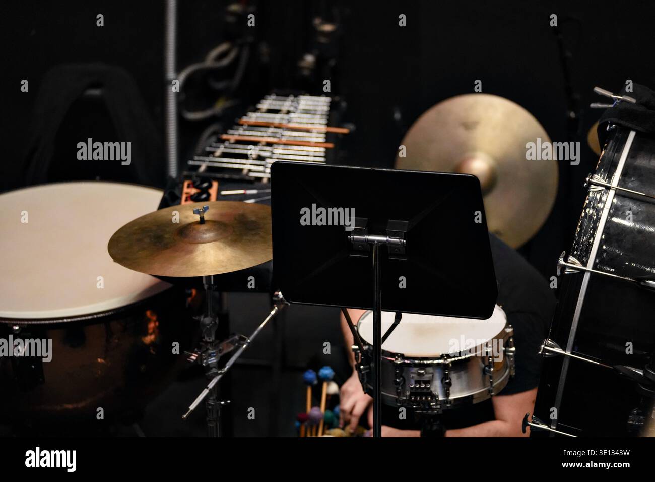 Instruments de percussion orchestraux installés sur scène à l'intérieur Banque D'Images