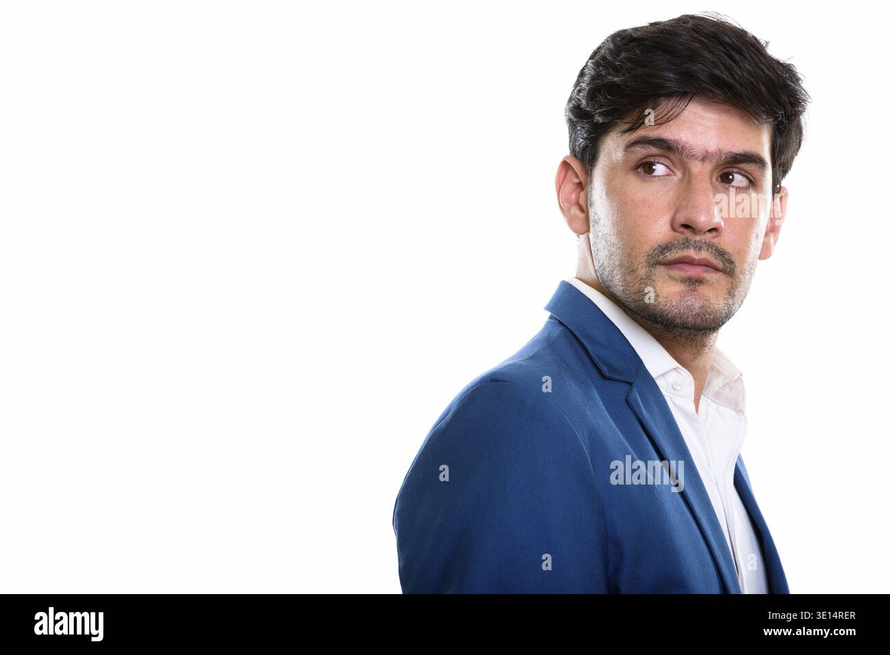 Studio shot of young businessman Persan tout en pensant à l'arrière Banque D'Images