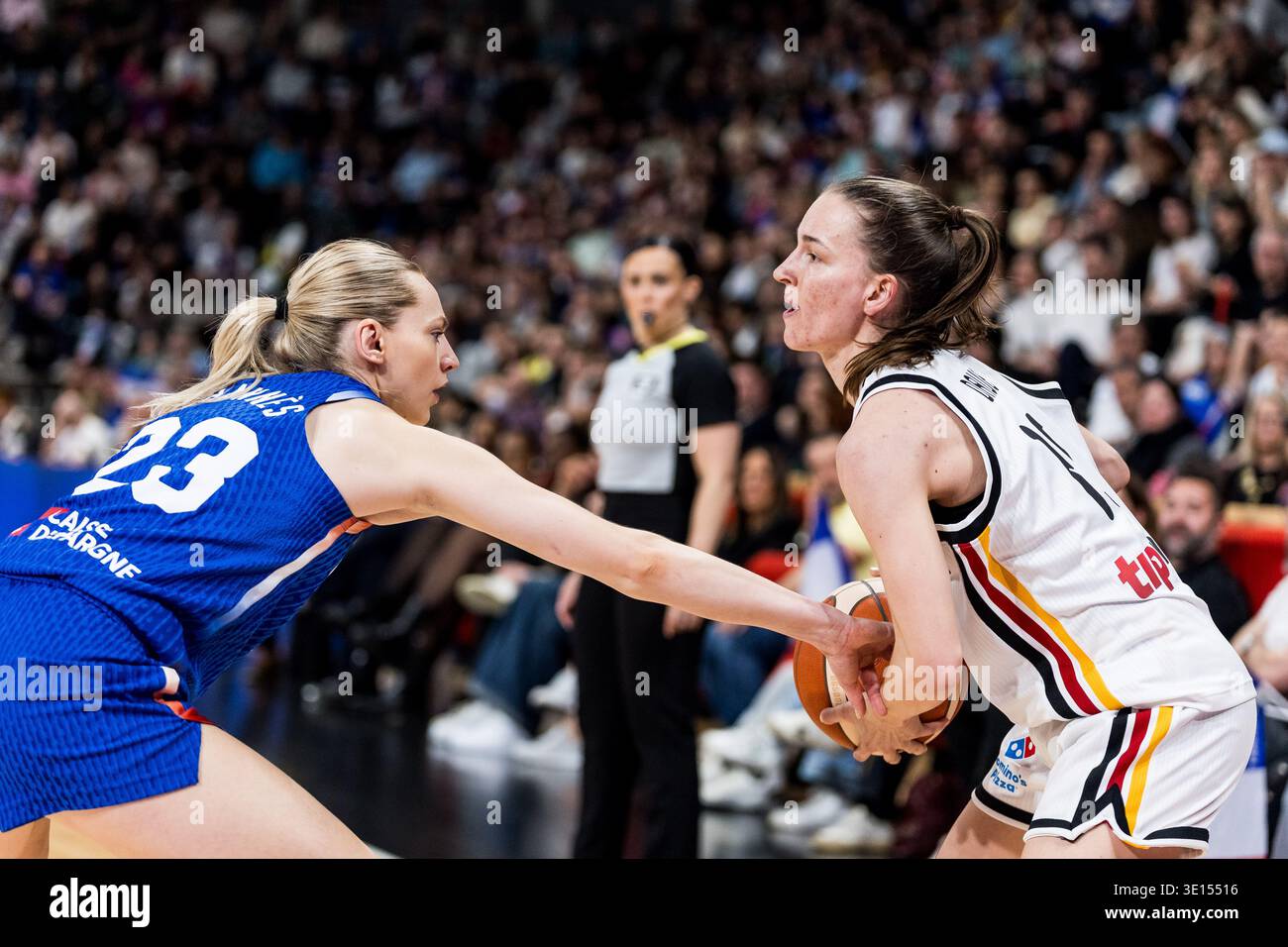 LYON-VILLEURBANNE, FRANCE - 14 MARS : Britta Daub (Allemagne, 19) contrôle le ballon contre Marine Johannes (France, 23) lors du match de qualification pour la Coupe du monde féminine FIBA opposant Allemagne (GER) vs France (FRA) à Astroballe le le 3e jour du tournoi de qualification pour la Coupe du monde féminine FIBA le 14 mars 2026 à Lyon-Villene, France. Banque D'Images