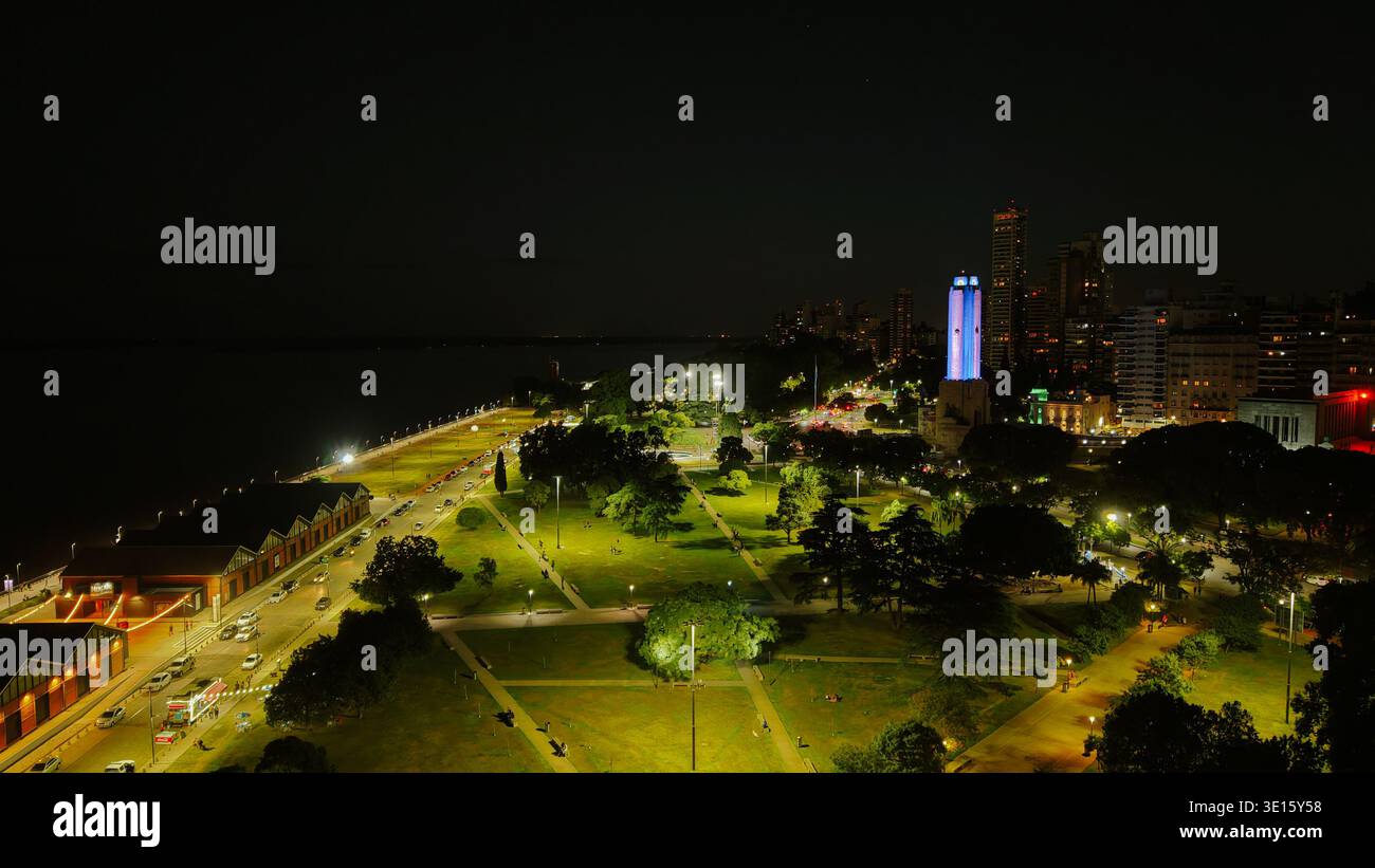 Paysage urbain nocturne avec le Mémorial du drapeau national et le bord de la rivière. Rosario, Santa Fe, Argentine Banque D'Images
