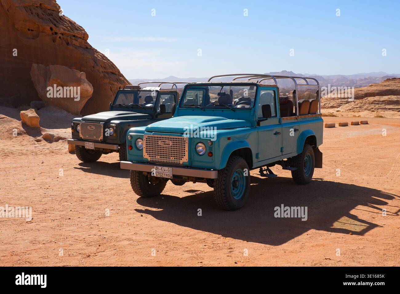 Véhicules de safari Land Rover Defender classiques pour explorer le site antique de Hegra à Alula, en Arabie Saoudite Banque D'Images