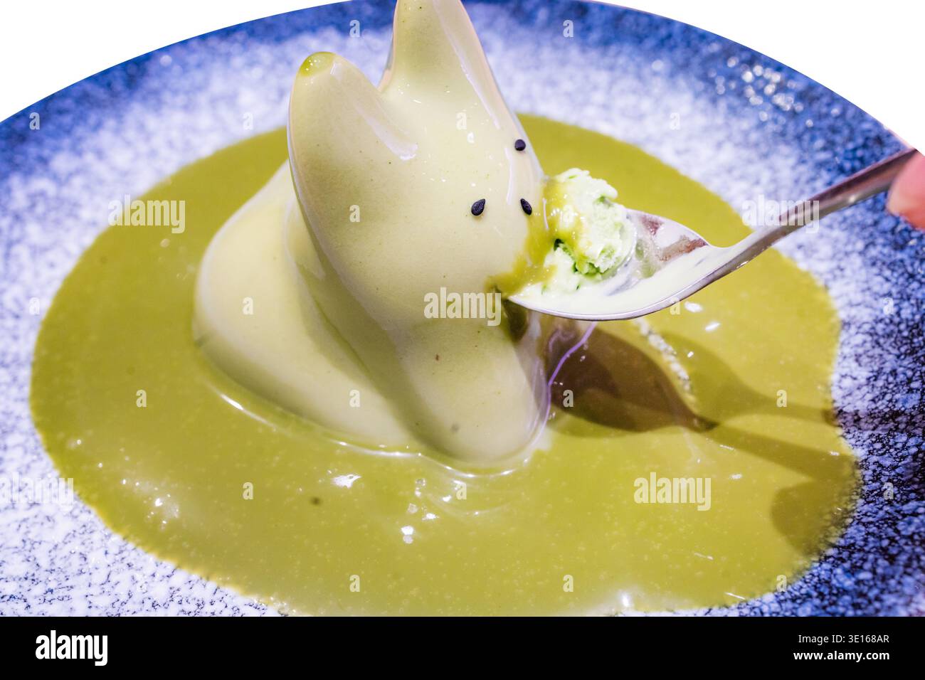 Découpé de thé vert pudding délicieux dessert Neko Puddingon blanc isolé. Banque D'Images